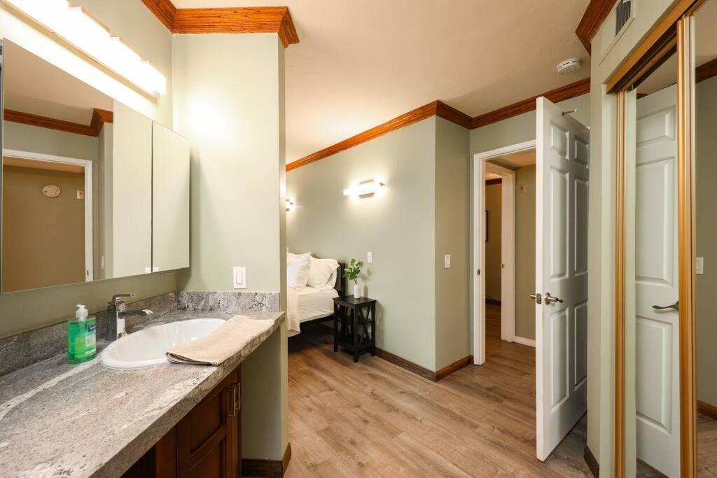 Chic Condo Steps From Petco Park Сан-Диего Экстерьер фото